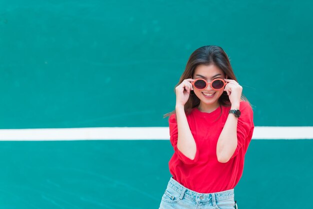 Retrato de uma linda mulher asiática usando saia no curso de tênisPose para tirar uma fotoTailândiapessoaEstilo de vida da garota moderna