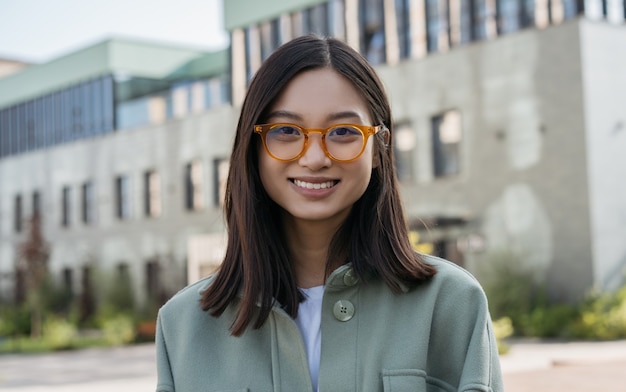 Retrato de uma linda mulher chinesa usando óculos elegantes