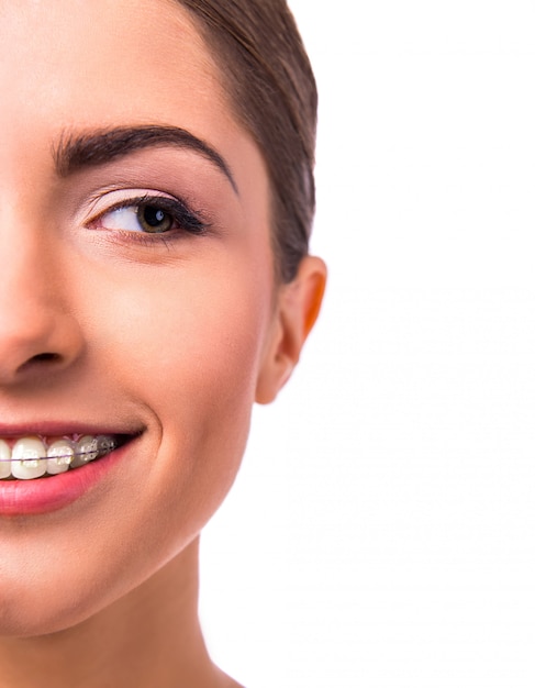 Foto retrato de uma linda mulher com aparelho nos dentes.