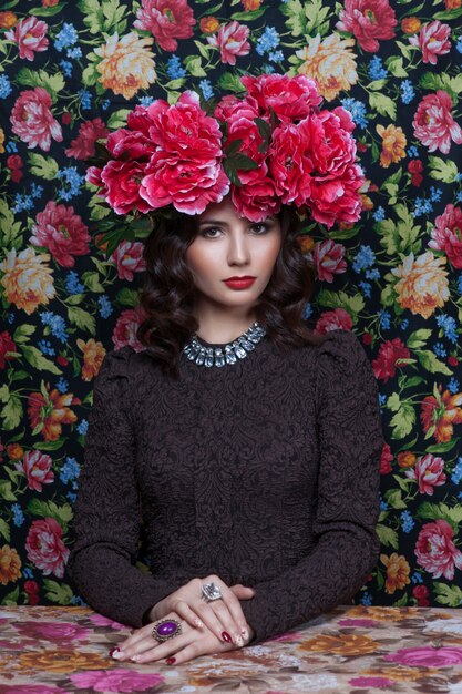 Retrato de uma linda mulher com flores no cabelo dela.