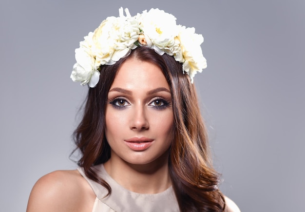 Retrato de uma linda mulher com flores no cabelo Moda