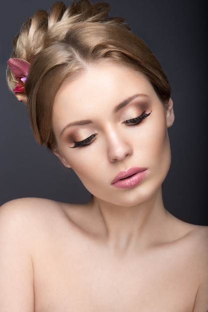 Retrato de uma linda mulher com flores no cabelo