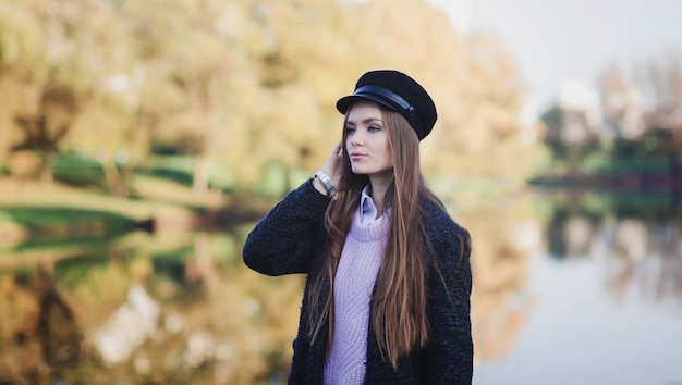 Retrato de uma linda mulher com um chapéu