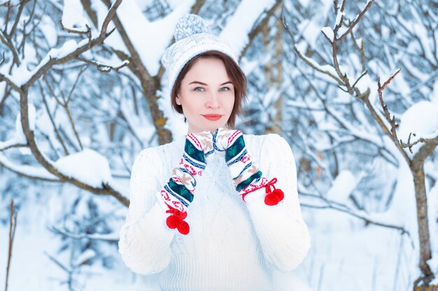 Retrato de uma linda mulher contra a floresta de inverno