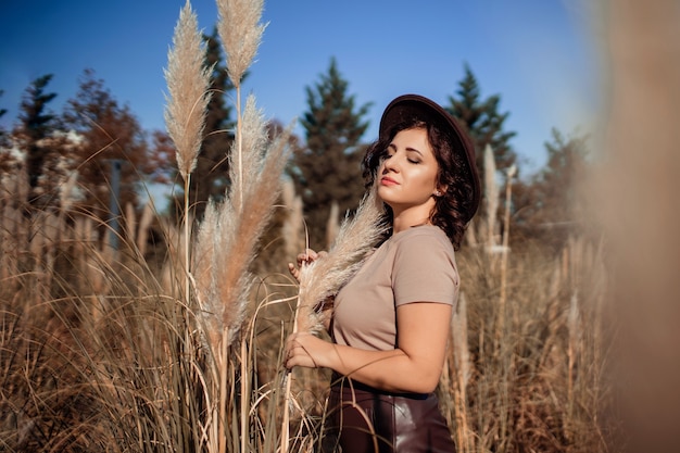 Retrato de uma linda mulher de 35 anos com um chapéu