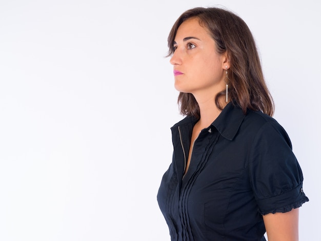 Foto retrato de uma linda mulher de negócios com cabelo curto isolado no branco