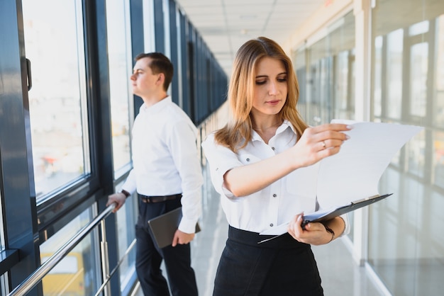 Retrato de uma linda mulher de negócios. líder de mulher de negócios. equipe de negócios de sucesso