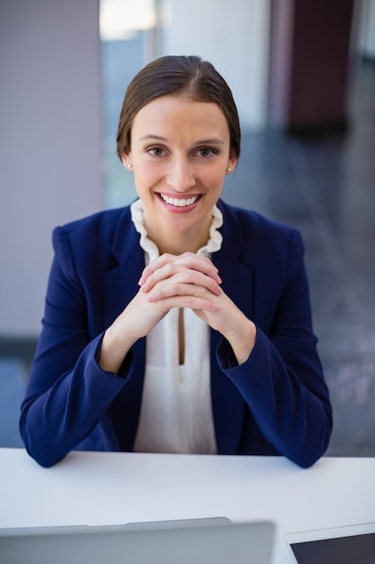 Retrato de uma linda mulher de negócios