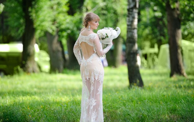 Retrato de uma linda mulher de vestido branco