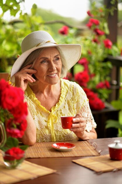 Retrato de uma linda mulher envelhecida feliz bebendo café