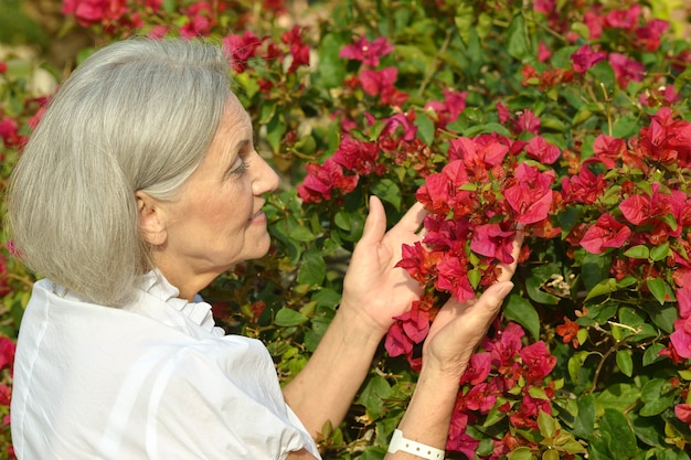 Retrato de uma linda mulher idosa com flores
