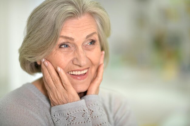 Retrato de uma linda mulher idosa feliz