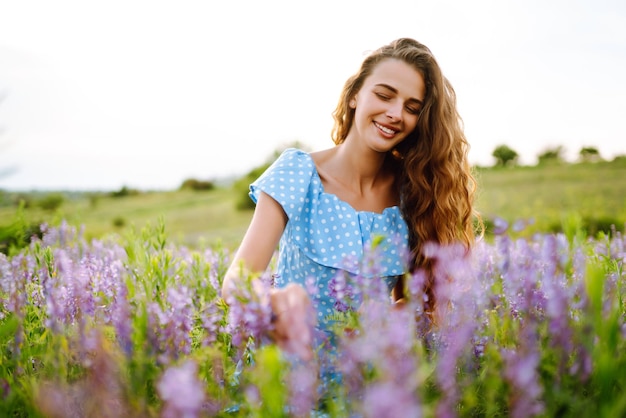 Retrato de uma linda mulher incrível em um campo florescente Férias na natureza relaxam e estilo de vida