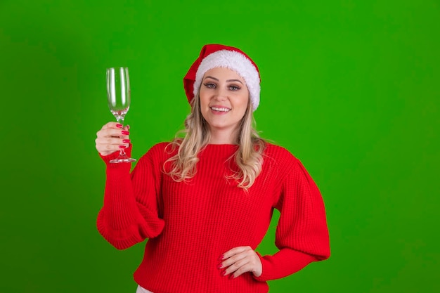 Retrato de uma linda mulher linda com chapéu de natal segurando taça de champanhe