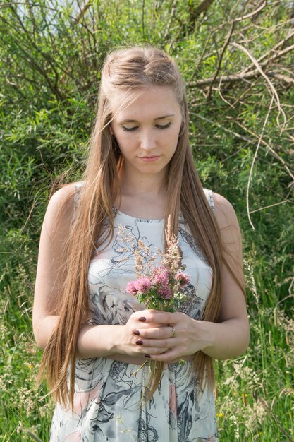 Retrato de uma linda mulher loira com flores