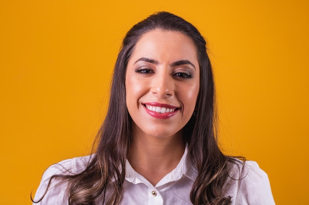 Retrato de uma linda mulher morena caucasiana, sorrindo.