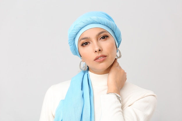 Retrato de uma linda mulher muçulmana acesa