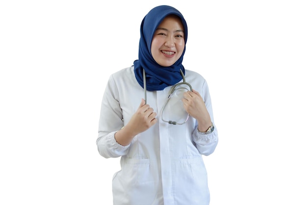 Retrato de uma linda mulher muçulmana asiática sorrindo enfermeira isolada no fundo branco