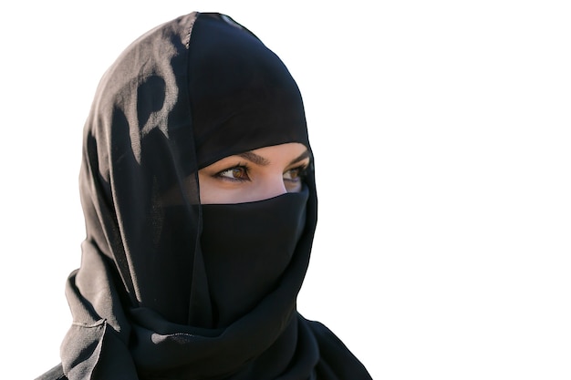 Retrato de uma linda mulher muçulmana em hijab. isolado no branco.