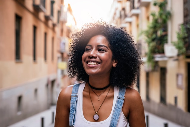 Retrato de uma linda mulher negra na rua.