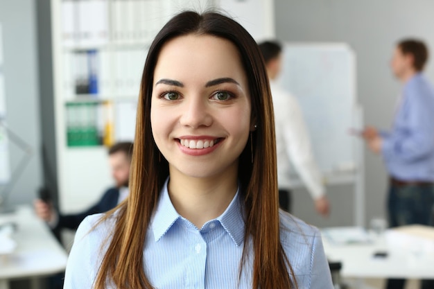 Retrato de uma linda mulher no fundo de empresários