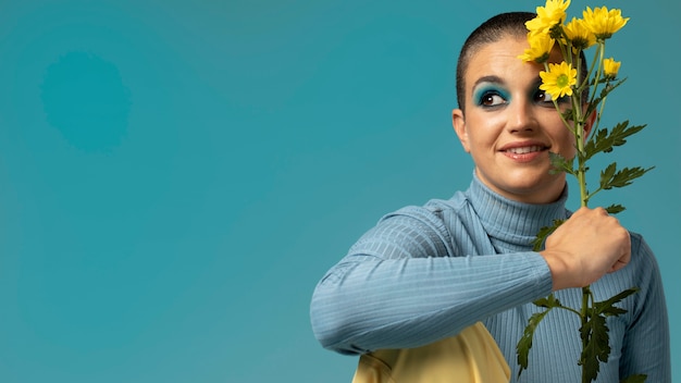 Retrato de uma linda mulher posando em uma gola alta com flores amarelas