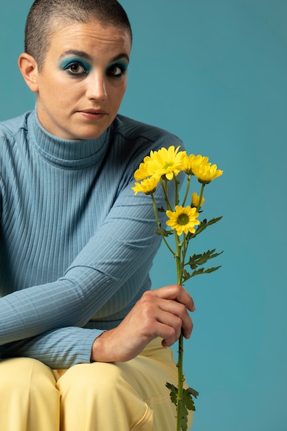 Retrato de uma linda mulher posando em uma gola alta com flores amarelas