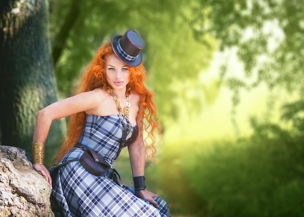 Retrato de uma linda mulher ruiva steampunk na floresta