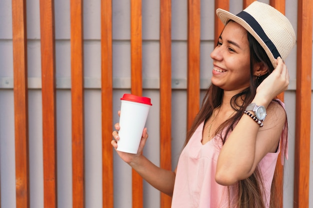 Retrato de uma linda mulher segurando uma xícara de café