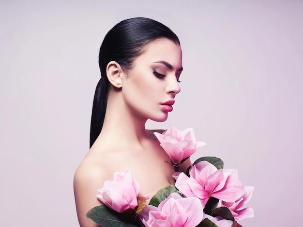 Foto retrato de uma linda mulher sensual com flores