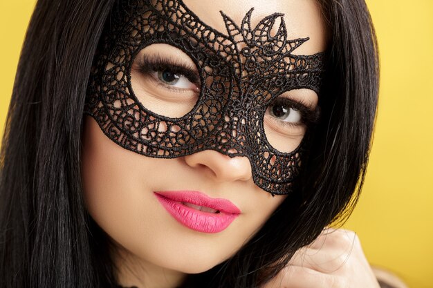 Retrato de uma linda mulher sensual em máscara de renda preta. mulher sexy em máscara veneziana