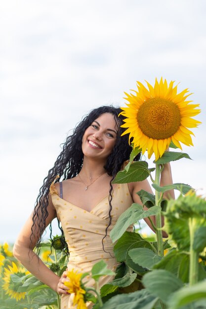 Retrato de uma linda mulher sorridente de cabelos escuros