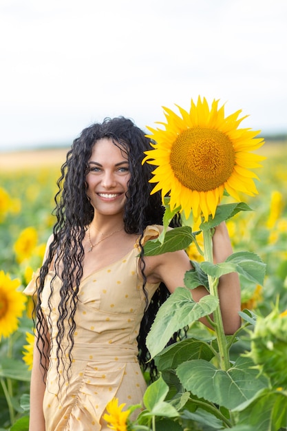 Retrato de uma linda mulher sorridente de cabelos escuros