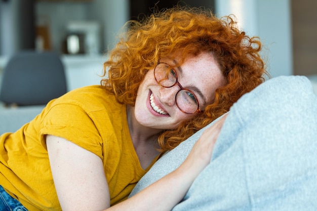 Foto retrato de uma linda mulher sorrindo em casa mulher casual olhando para a câmera com espaço de cópia mulher alegre relaxando em casa com sorriso