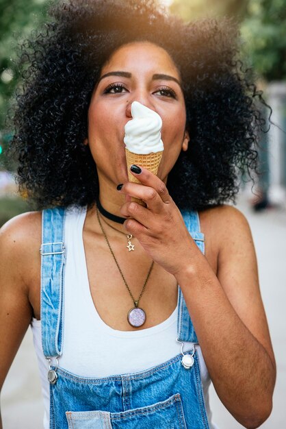 Retrato de uma linda mulher tomando um sorvete.