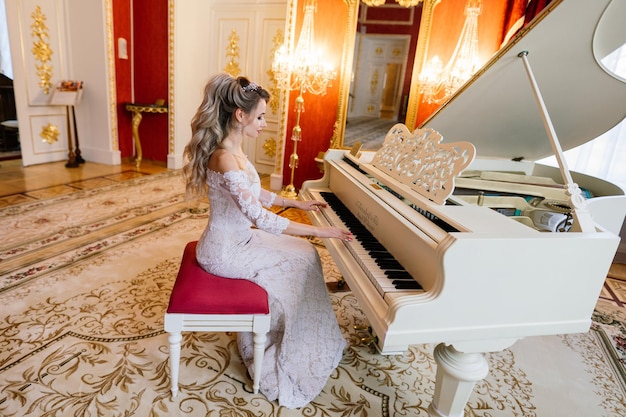 Retrato de uma linda noiva ao lado de um piano em um interior luxuoso