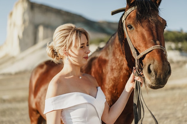 Retrato de uma linda noiva com cavalo