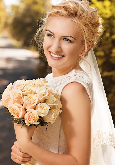 Retrato de uma linda noiva feliz e sorridente. Conceito de casamento