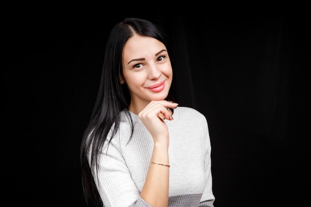 Retrato de uma linda senhora com cabelo escuro