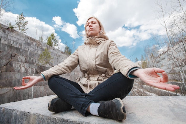 Retrato de uma loira meditando ao ar livre