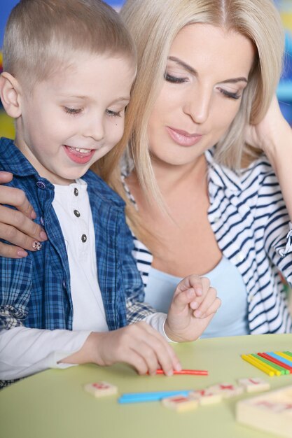 Retrato de uma mãe ajudando seu filho nas aulas