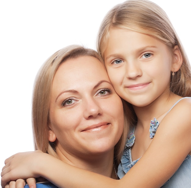 Retrato de uma mãe alegre e sua filha sorrindo para a câmera