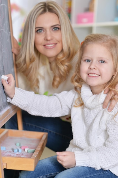 Retrato de uma mãe com filha pequena