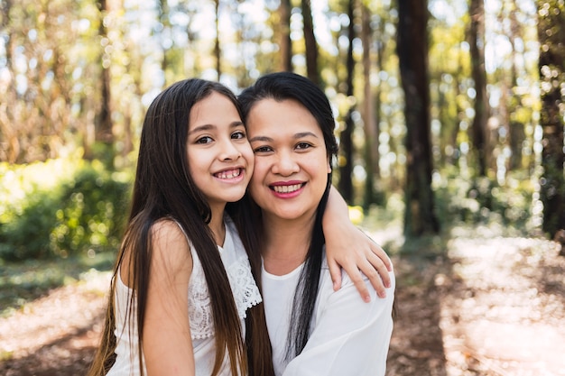 Retrato de uma mãe e filha, apreciando o ar livre.