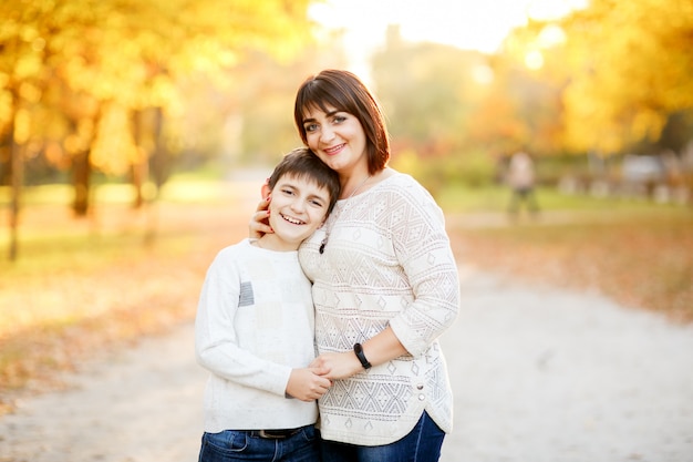 Retrato de uma mãe e filho no parque outono