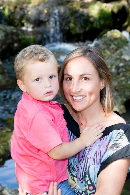 Retrato de uma mãe feliz e filho sorrindo ao ar livre