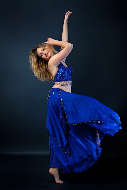 Retrato de uma magnífica dançarina feminina. Dança étnica. Dança do ventre