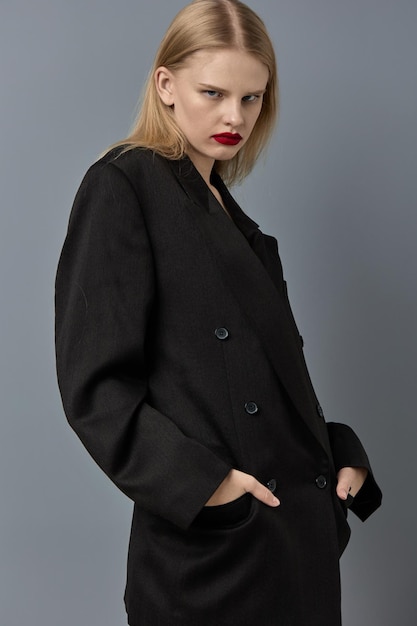 Retrato de uma maquiagem de moda feminina no modelo de estúdio de jaqueta preta inalterado