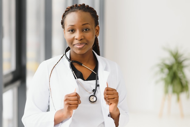Retrato de uma médica africana no local de trabalho