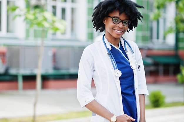 Retrato de uma médica afro-americana com estetoscópio vestindo jaleco.